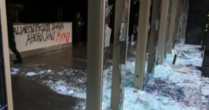 Incidentes en sede de Junaeb dejan cuatro detenidos, tres de ellos menores de edad