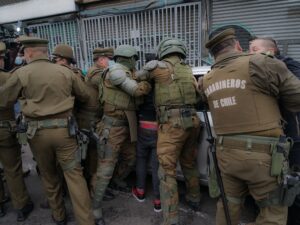 Detienen a ambulante acusado de amenazar a Carabineros en Meiggs