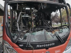 El segundo en un día: reportan nueva quema de bus del Transantiago en la Alameda