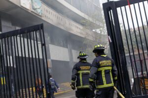 Incendio afecta a aulas del Instituto Nacional en medio de incidentes