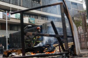 Alumnos del Instituto Nacional deponen la toma tras incendio que afectó a inspectoría