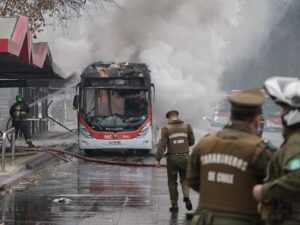 Formalizarán a adolescente detenido por quema de bus en la Alameda