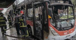 Justicia ordena internación provisoria de menor de 16 años acusado por quema de bus en Alameda