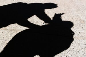 Alumno compartió imagen amenazando con arma de fuego a integrantes de colegio en Chillán