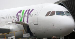 Pasajero no podrá viajar por un año en Sky Airline tras ser sorprendido grabando bajo la falda de azafata