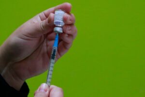 Recién nacidos recibirán vacuna contra el virus sincicial creada en Chile
