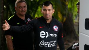 En menos de un mes, Gary Medel pasó de denunciar inequidad en Chile a funar a trabajadores de la Salud