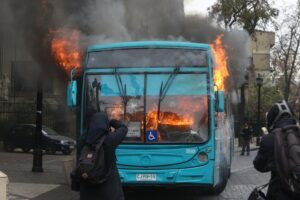 Queman otro bus del Transantiago durante marcha estudiantil en la Alameda