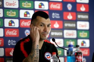 Seremi de Salud analiza acciones legales contra Gary Medel por escándalo con funcionarios