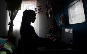 Cómo el trabajo híbrido está impactando en la salud mental de las mujeres
