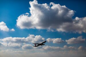 Desaparece avión con 22 personas abordo en Nepal