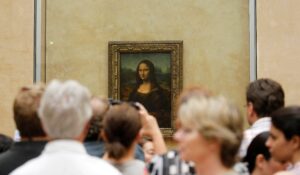 Atacan a la Gioconda con un pastel pleno Museo del Louvre ante sorpresa de turistas en París