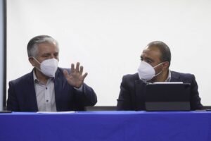 Ministro Ávila recibió el petitorio del Colegio de Profesores: 