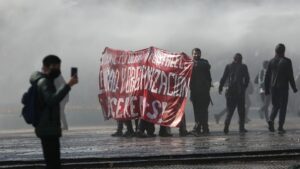 Incidentes se registraron en Santiago y Valparaíso en medio de la Cuenta Pública