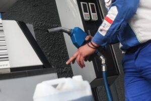 Nueva alza: Combustibles subirán de precio desde este jueves