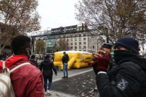 Hombre protestó subiendo a señalética en la Alameda