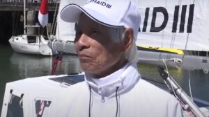 Japonés de 83 años bate récord al completar viaje a vela por el Pacífico