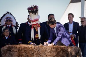 En dólares y sin restitución de tierras: Canadá firma millonaria reparación a tribu siksika
