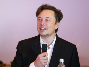 Elon Musk amenaza con abandonar compra de Twitter si no entrega información sobre bots
