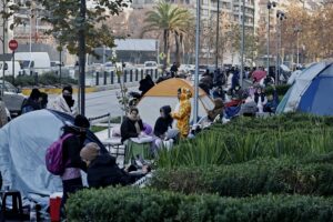 Decenas de personas acamparon fuera de restaurant que prometió un año de sandwich gratis