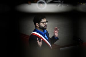 La visión de Jon Lee Anderson sobre Boric: atrapado entre sus aliados y opositores