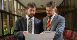 Republicanos critican al FA y PC por votar en contra de proyecto que obliga a partidos a rechazar la violencia