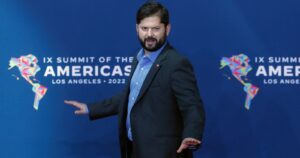 El papelón de Boric en Cumbre de las Américas: acusó ausencia de EE.UU. a solo metros de John Kerry