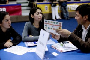 Las brechas que marcan distancias de género en la academia