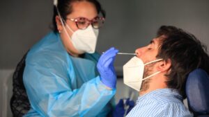 Balance COVID-19: reportan más de diez mil casos nuevos y positividad de 13,85%