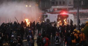 Estallido social: tribunal de Santiago absuelve a imputados por lanzar bombas incendiarias en Providencia