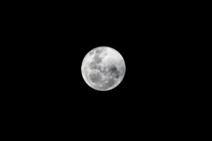 Las espectaculares imágenes que dejó la Superluna de fresa en Chile