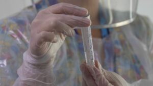 COVID-19: estudio sugiere que vacunas de distintos laboratorios podría mejorar protección