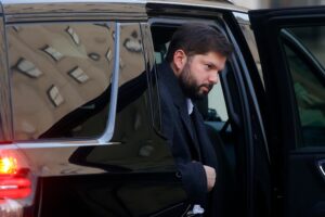Boric dio negativo en PCR: continuará en teletrabajo por cuadro de virosis y congestión nasal