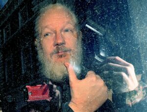 Wikileaks: Gobierno británico aprueba extradición de Julian Assange a Estados Unidos