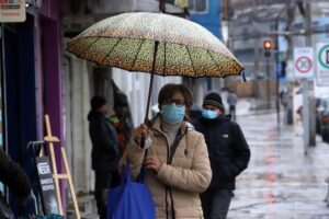 Con vientos de hasta 40 km/h : lluvia en Santiago se extendería hasta el fin de semana largo