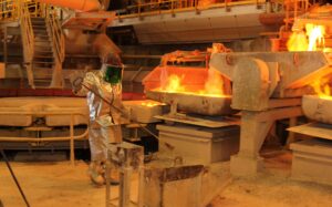 Cobre sufre fuerte baja en medio de temores por recesión mundial y posible paro en Codelco