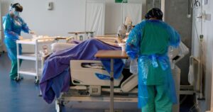 Estudio: eliminación de las Isapres propuesta por la Convención reducirá en hasta 61% la renta de los médicos