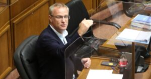 Felipe Kast es acusado de mentiroso al decir que borrador de la Constitución “promueve aborto hasta los 9 meses”