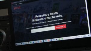 Netflix estaría evaluando estrenar semanalmente los capítulos de sus series