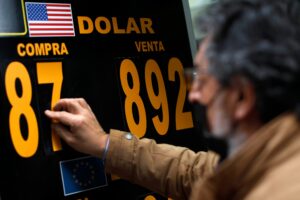 Dólar supera la barrera de los $900 y precio del cobre sigue a la baja