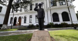 Armada retira estatua de José Toribio Merino desde frontis de Museo Marítimo