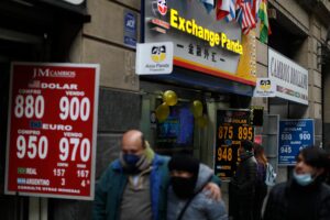 Dólar sigue imparable y alcanza los $915 en medio de desplome del precio del cobre