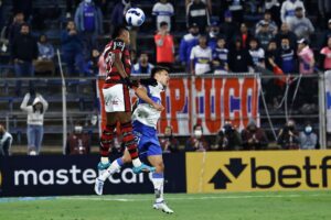 UC sanciona a menor de edad que lanzó bengala durante partido ante Flamengo