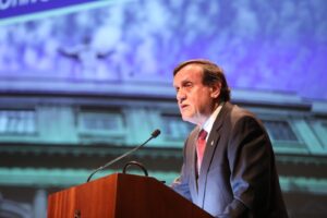 Rector de la UC por la nueva Constitución: 