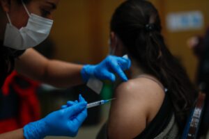 Ritmo de vacunación contra el COVID-19 decae pese a obligatoridad de cuarta dosis para acceder al Pase de Movilidad
