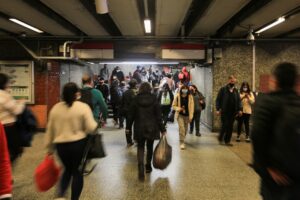 Metro de Santiago anuncia nuevo horario de apertura para los sábados