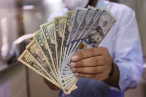 Dólar vuelve a subir y llega a máximos históricos de $927