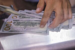 Dólar sigue marcando récords en medio de una caída libre del precio del cobre