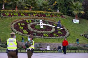 Blancanieves y un stromtrooper detienen a sujeto que intentó destruir el reloj de flores en Viña del Mar