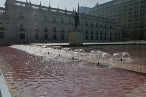 Tiñen de rojo el agua de la pileta frente a La Moneda